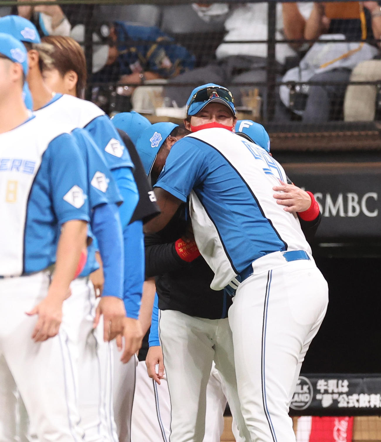 日本ハム対楽天　試合終了後、抱き合って喜ぶ日本ハム新庄監督（後方）とレイエス（撮影・佐藤翔太）