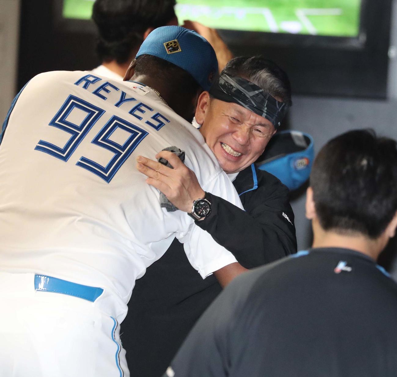 日本ハム対楽天　試合後、ベンチでレイエスと抱き合う小村球団社長（撮影・黒川智章）
