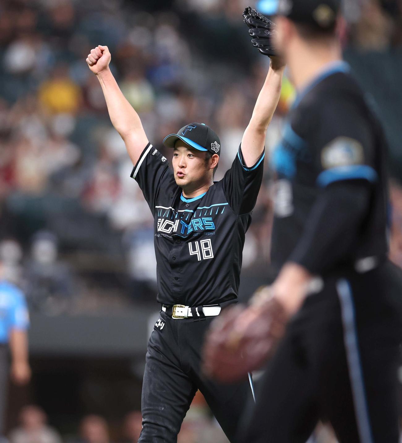 8月27日の楽天戦で満塁のピンチを抑え、まるで優勝したかのような？ガッツポーズの日本ハム斎藤
