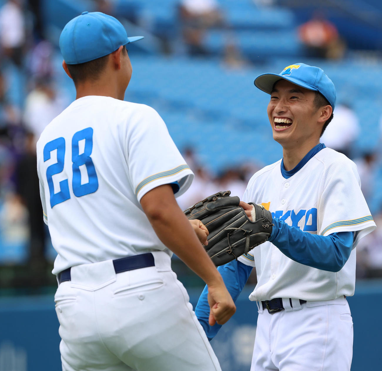 明大対東大　7回を無失点で抑え笑顔を見せる渡辺（撮影・水谷安孝