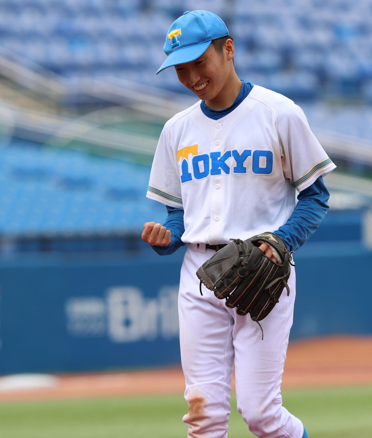 明大対東大　7回を無失点で抑えガッツポーズする渡辺（撮影・水谷安孝）