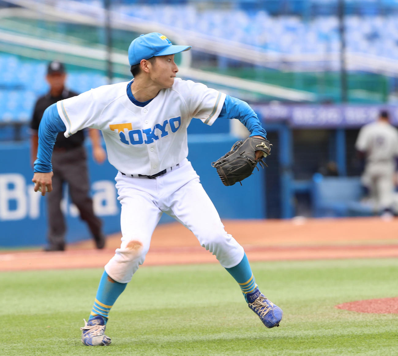 明大対東大　7回表明大無死一塁、木本のバントを処理する渡辺（撮影・水谷安孝）