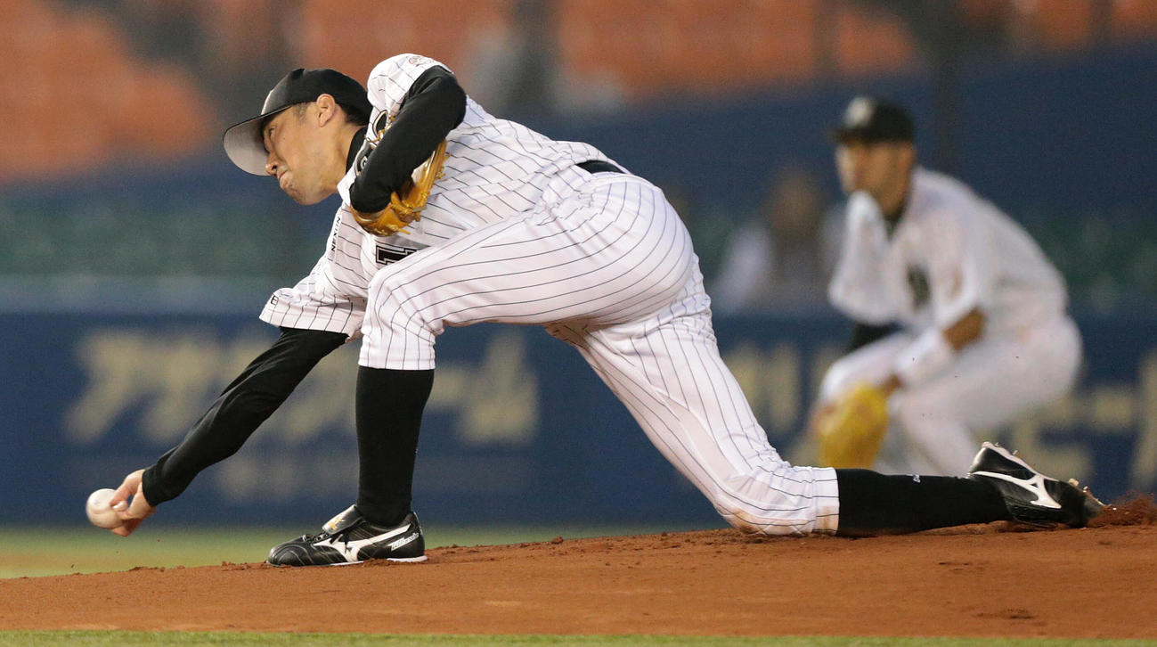 東大・渡辺向輝の父、ロッテ渡辺俊介氏の現役時代の投球フォーム（2012年撮影）