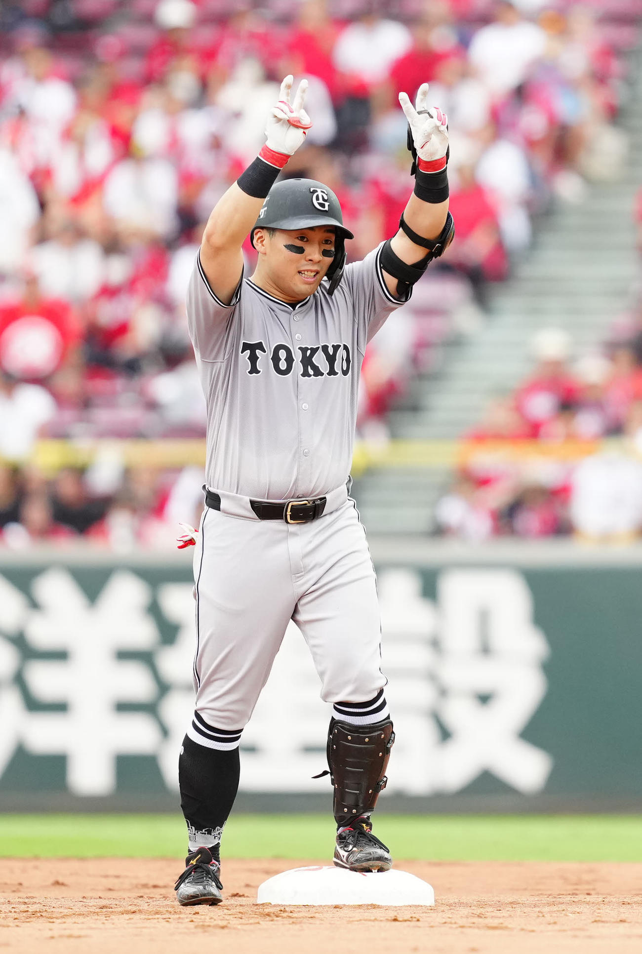 広島対巨人　5回表巨人2死三塁、適時二塁打を放った浅野（撮影・江口和貴）