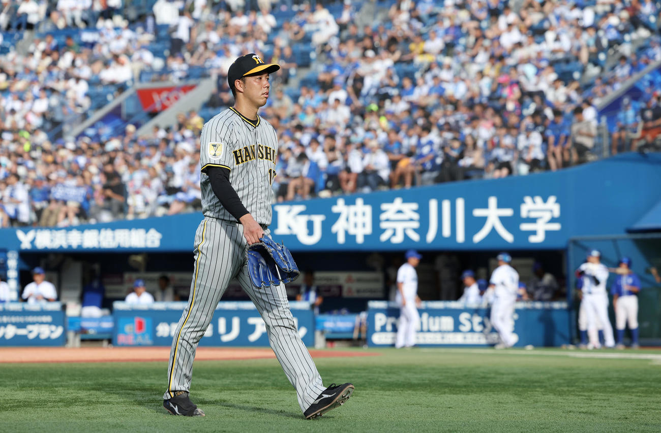 DeNA対阪神　5回裏DeNA2死一、三塁、オースティンに適時打を浴びたところで降板となる青柳（撮影・前田充）