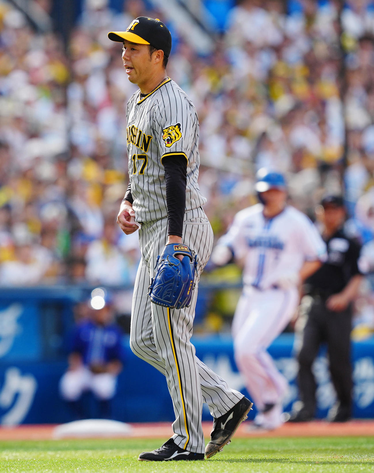 DeNA対阪神　3回裏DeNA2死二塁、オースティンを三ゴロに仕留め無失点の青柳は声をあげる（撮影・垰建太）