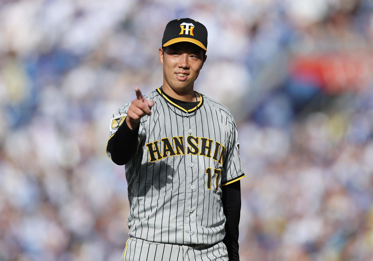 DeNA対阪神　4回裏を投げ終え、笑顔を見せる阪神青柳（撮影・前田充）