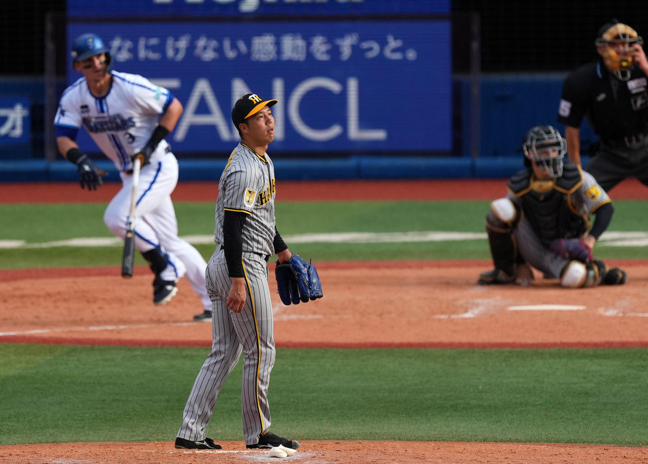 DeNA対阪神　5回裏DeNA2死一、三塁、オースティンに左前適時打を浴びる青柳（撮影・横山健太）