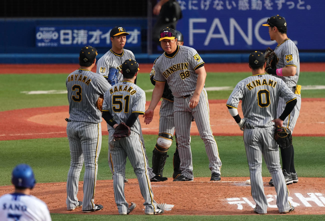 DeNA対阪神　5回裏途中でマウンドを降りる阪神青柳（左から2人目）（撮影・横山健太）