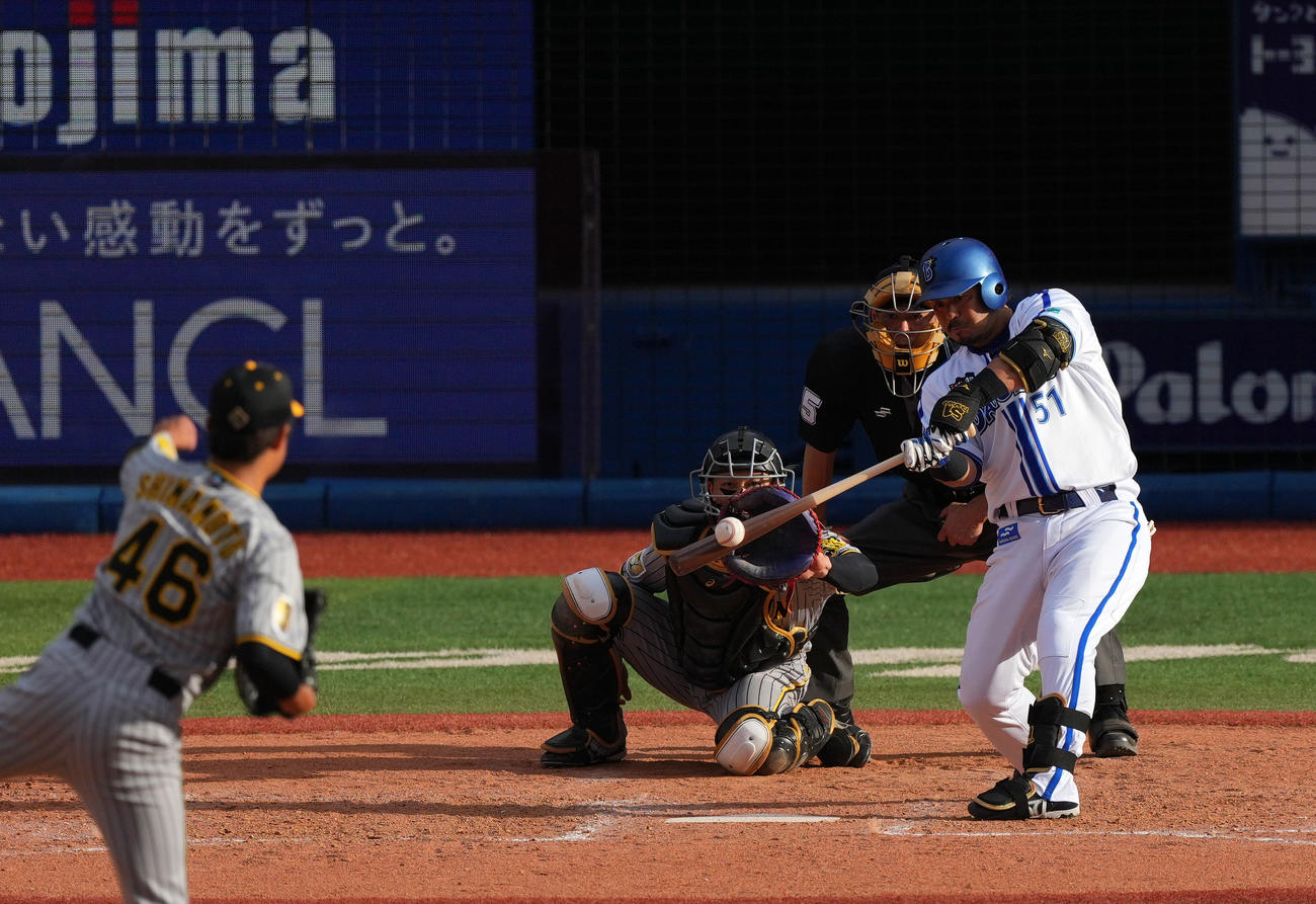 DeNA対阪神　5回裏DeNA2死一、二塁、左中間へ3点本塁打を放つ宮崎。投手島本（撮影・横山健太）