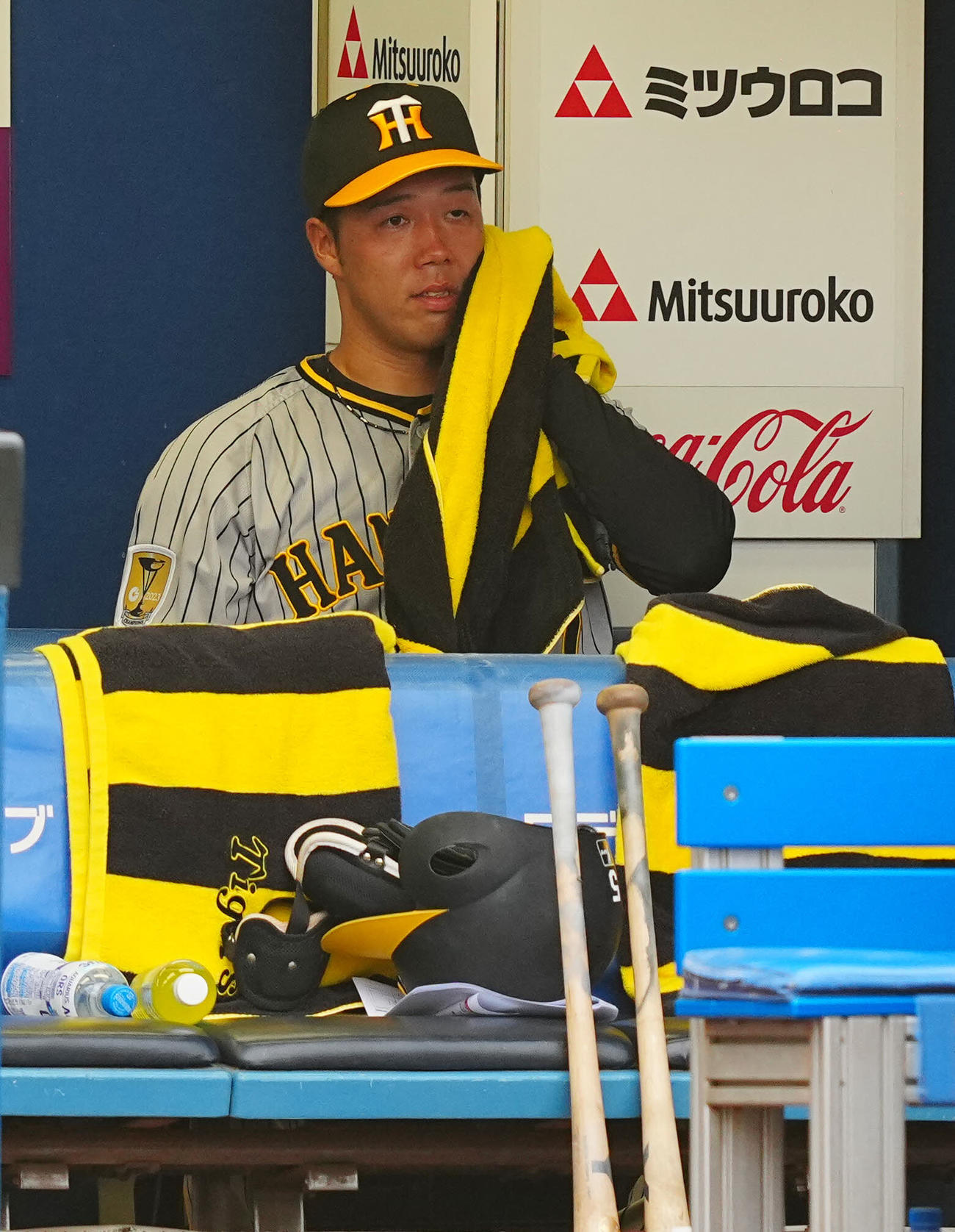 DeNA対阪神　5回裏DeNA2死一、二塁、降板しベンチで汗をぬぐう阪神青柳（撮影・垰建太）