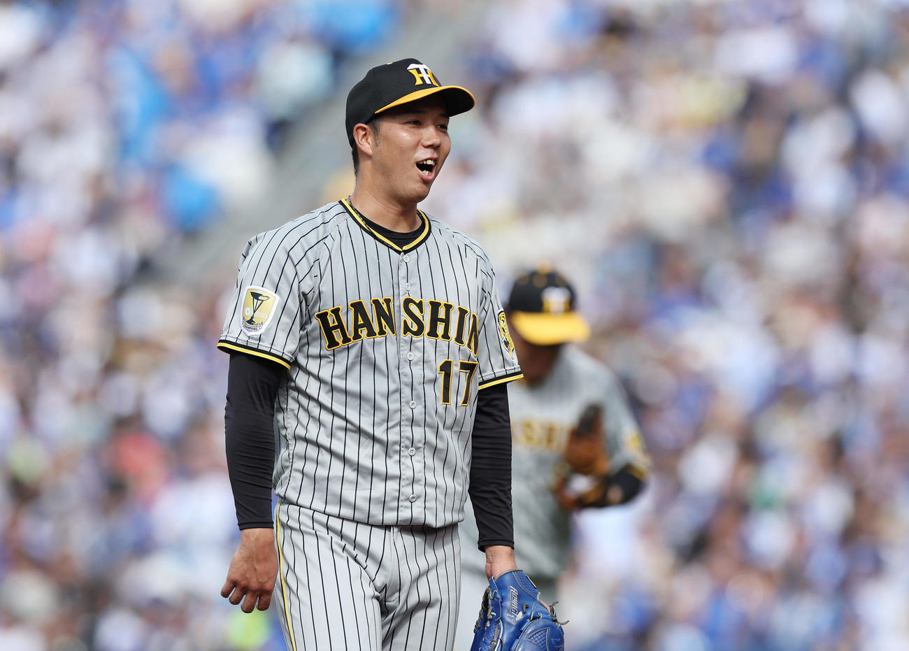 DeNA対阪神　1回裏を投げ終え、笑顔を見せながらベンチへ戻る阪神青柳（撮影・前田充）