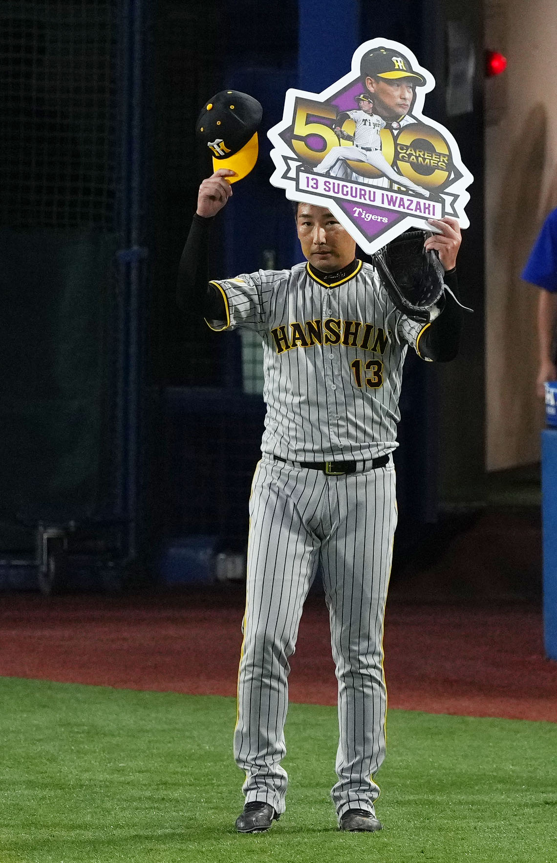 DeNA対阪神　通算500試合登板を達成しボードを掲げる阪神岩崎（撮影・横山健太）