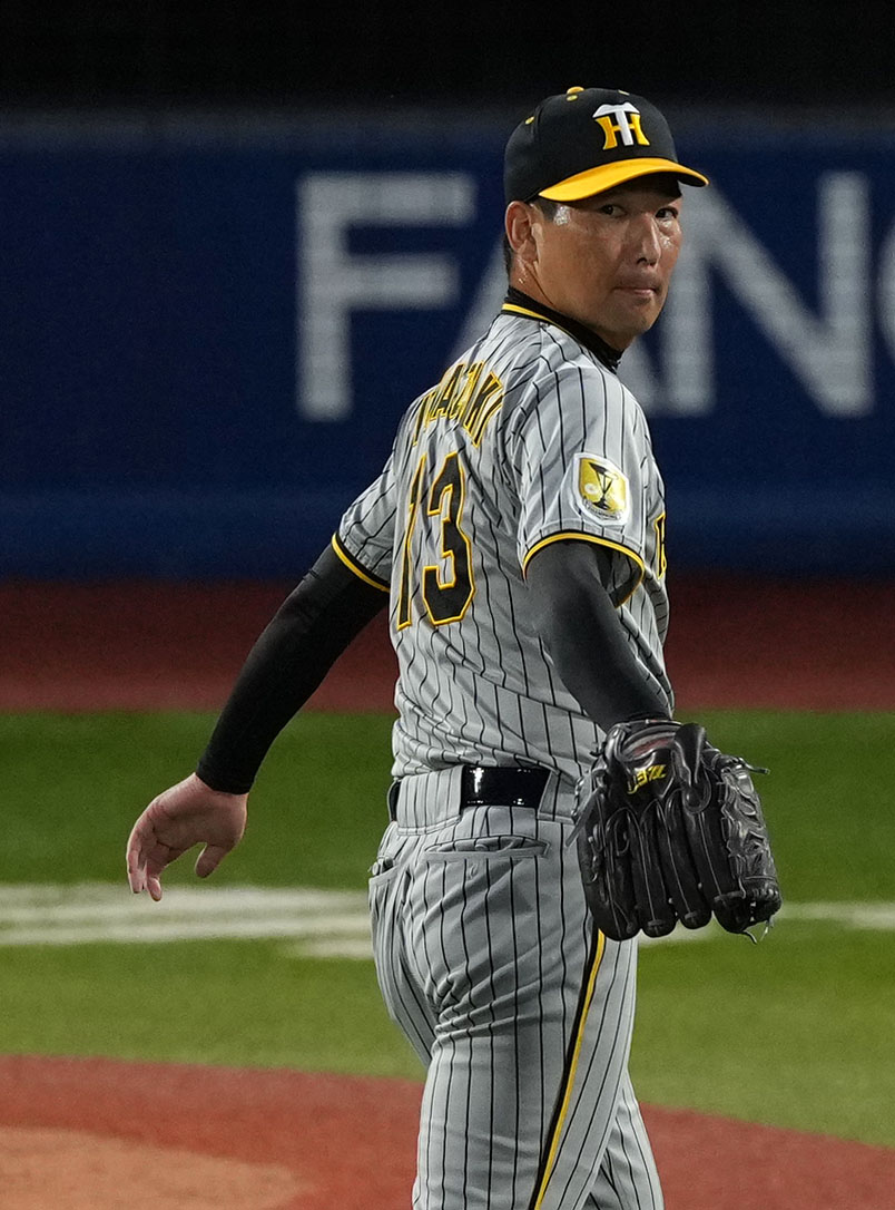 DeNA対阪神　9回裏を無失点に抑える阪神岩崎（撮影・横山健太）