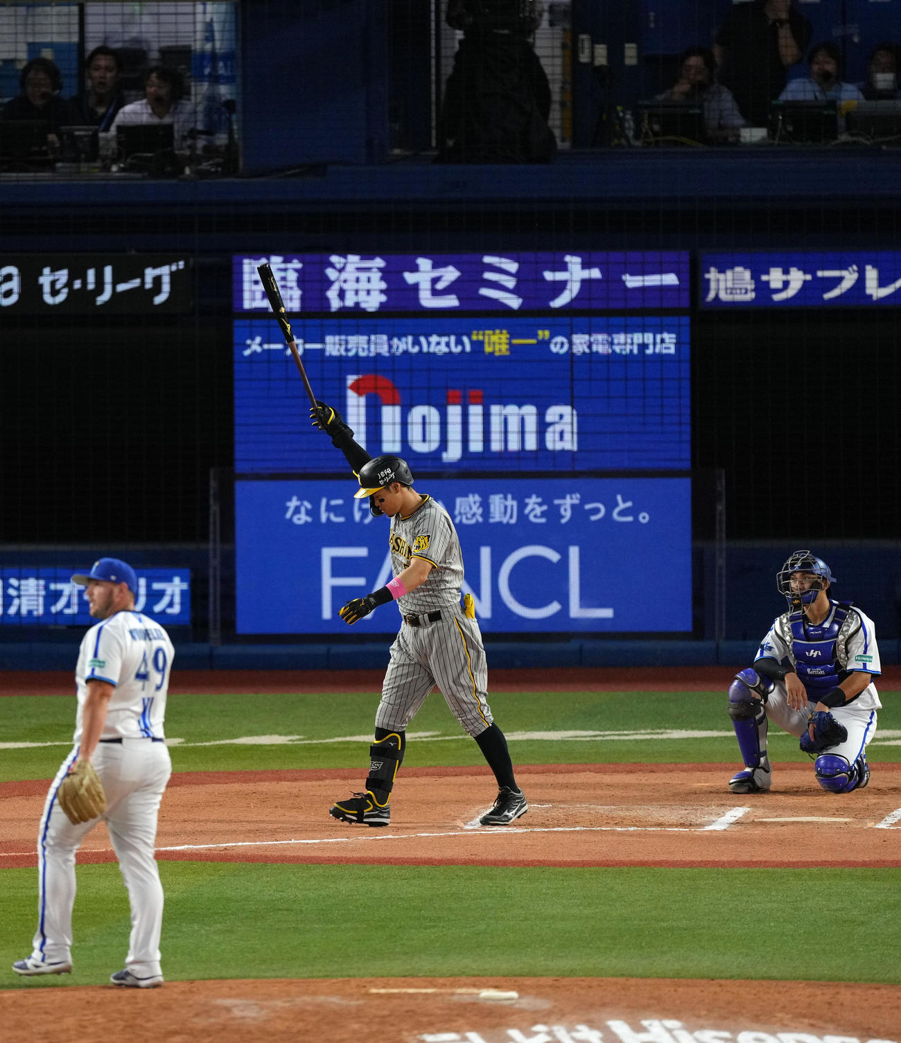 DeNA対阪神　10回表阪神1死、右越え本塁打を放ちバットを空に掲げる佐藤輝。投手ウェンデルケン（撮影・横山健太）