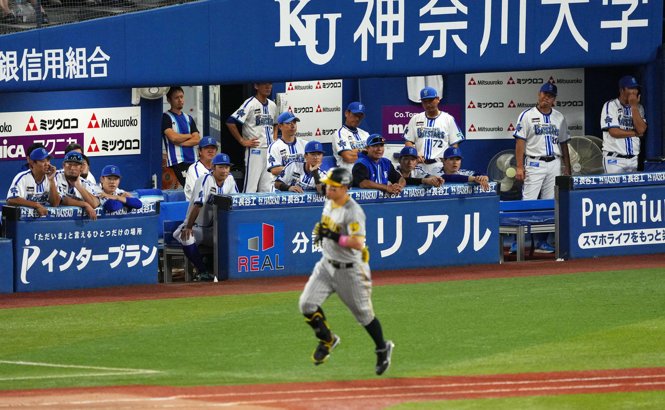 DeNA対阪神　10回表阪神1死、佐藤輝に右越え本塁打を浴び肩を落とすDeNAベンチ（撮影・横山健太）