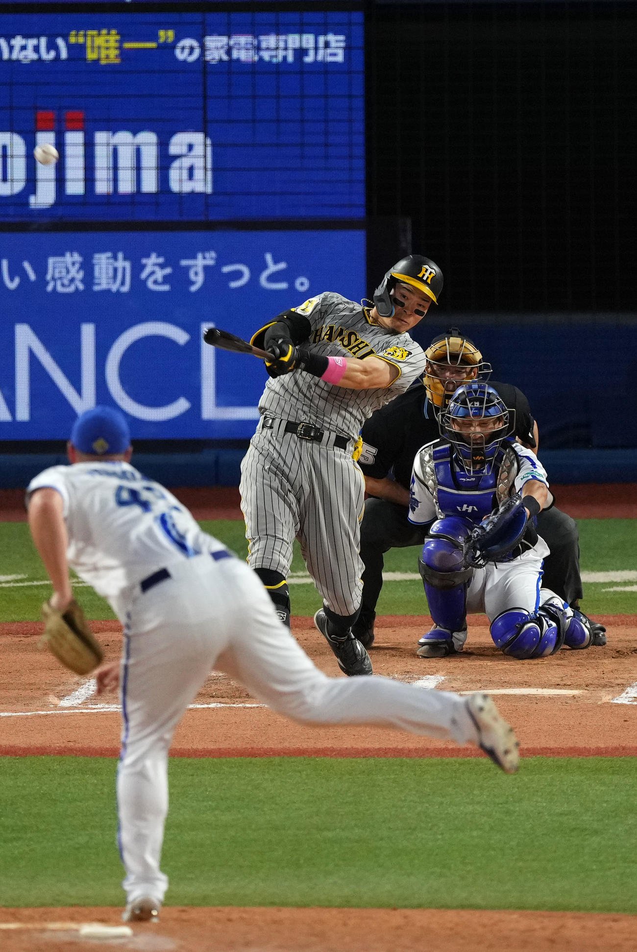 DeNA対阪神　10回表阪神1死、右越え本塁打を放つ佐藤輝。投手ウェンデルケン（撮影・横山健太）