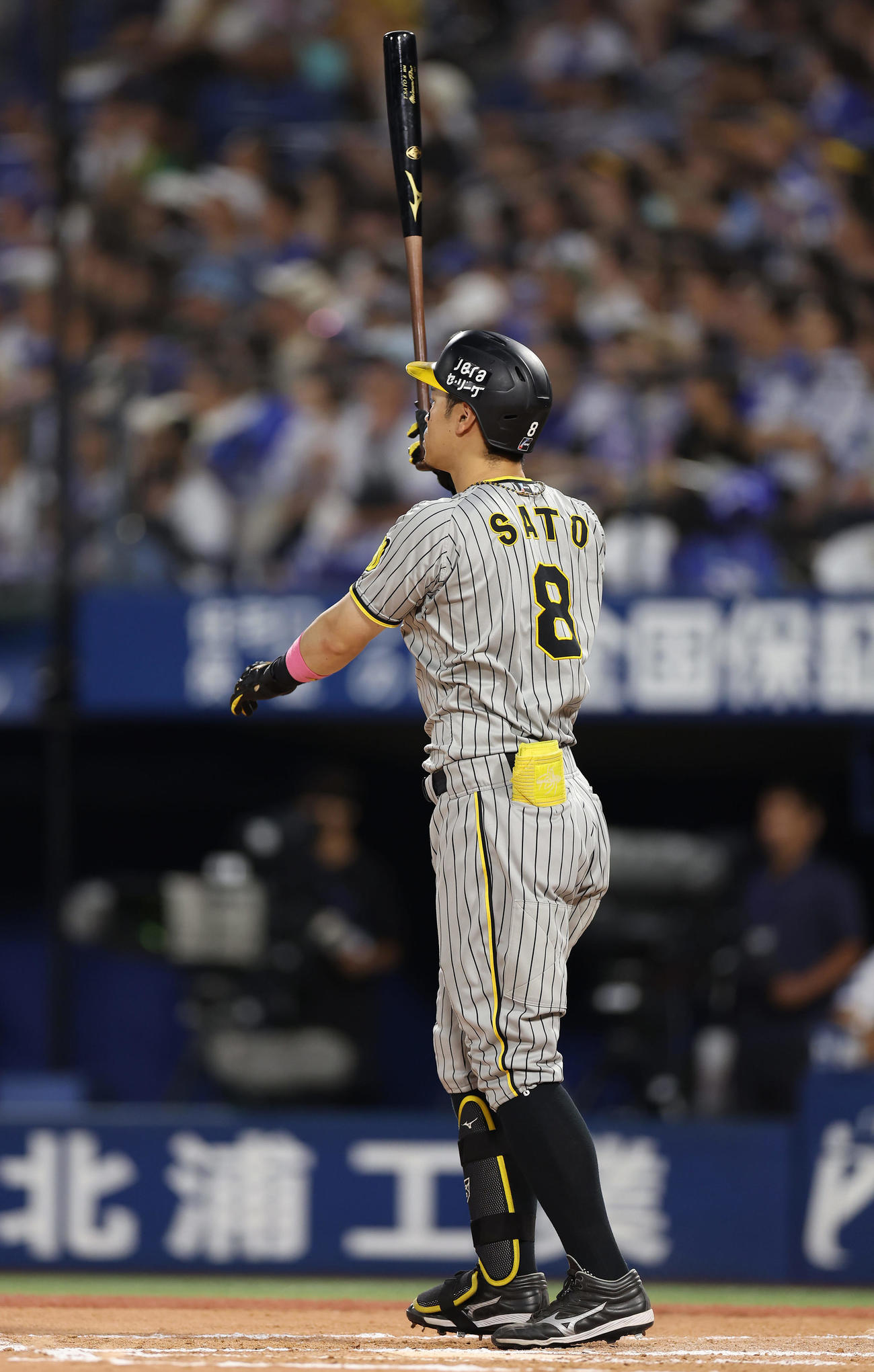 DeNA対阪神　10回表阪神1死、右越え勝ち越し本塁打を放つ佐藤輝（撮影・前田充）