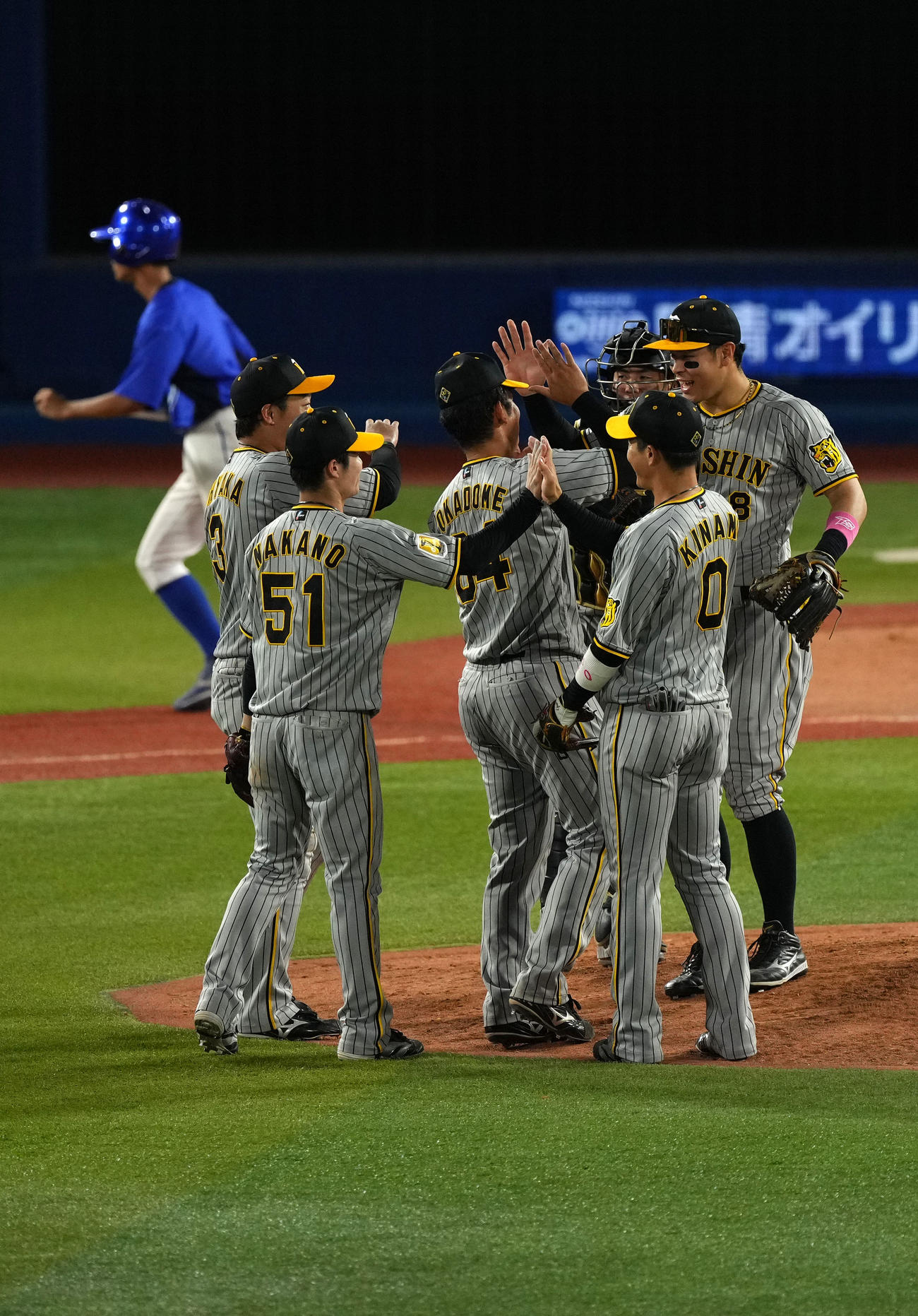 DeNA対阪神　DeNAに勝利しタッチを交わす阪神ナイン（撮影・横山健太）