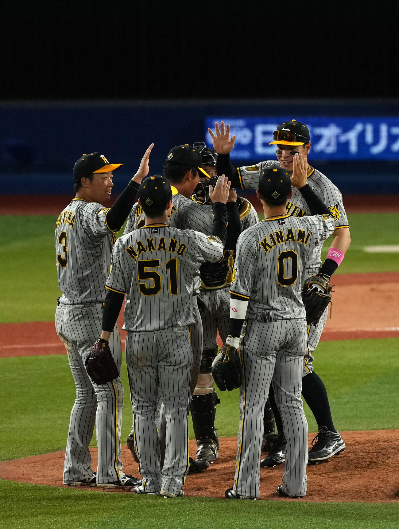 DeNA対阪神　DeNAに勝利しタッチを交わす阪神ナイン（撮影・横山健太）