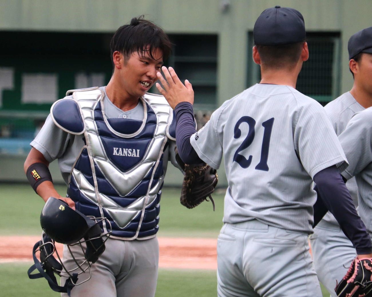 同大との1回戦　試合後、ハイタッチする関大の背番号21金丸と勝ち越し打を放った、女房役の越川（撮影・中島麗）