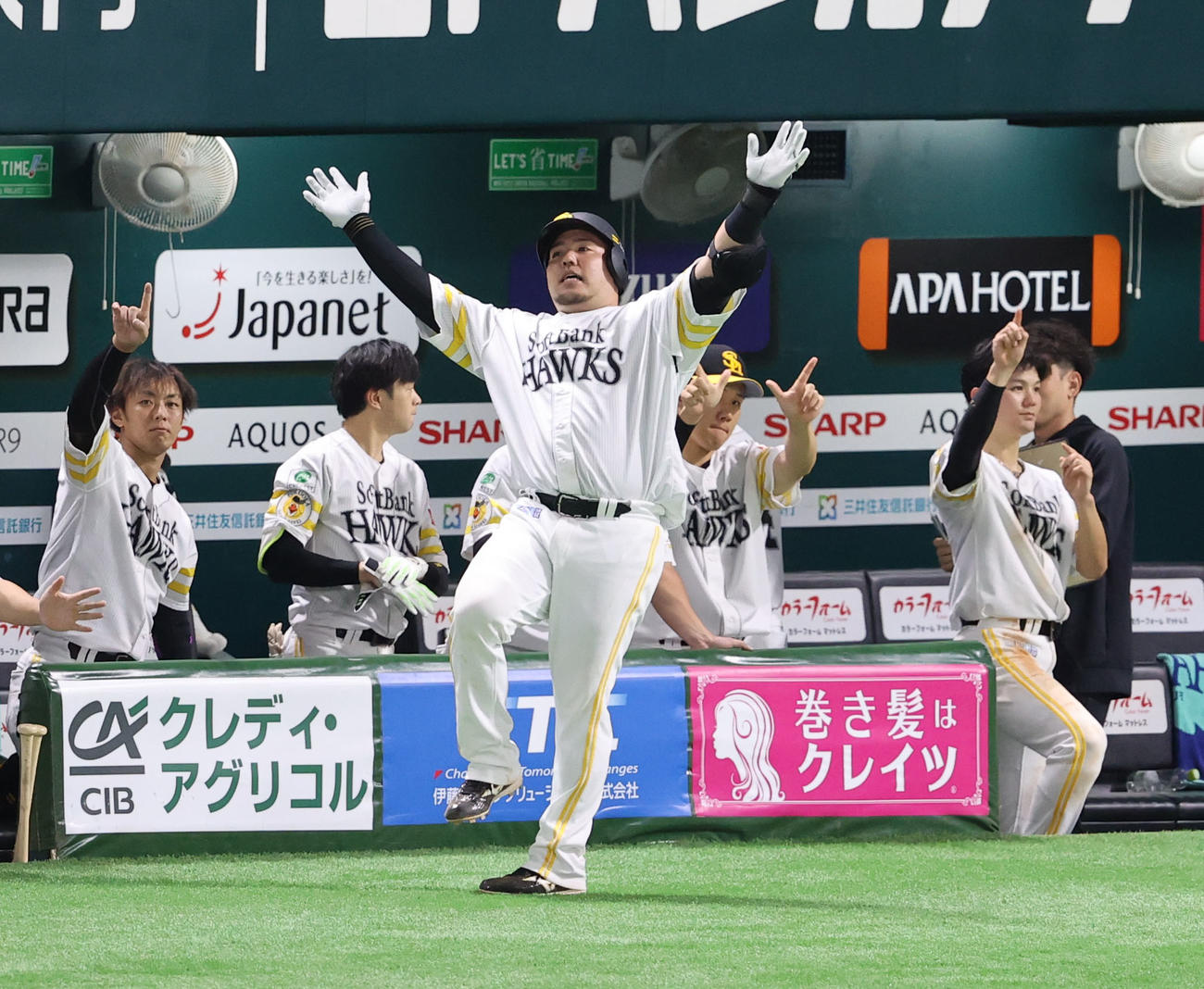 ソフトバンク対楽天　7回裏ソフトバンク無死、山川は左越えに本塁打を放ち、通算250号を達成する（撮影・梅根麻紀）