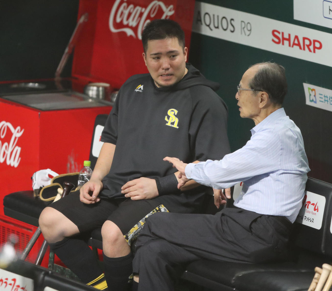 ソフトバンク対楽天　試合前練習中話し込む山川（左）と王球団会長（撮影・鬼束羽瑠菜）