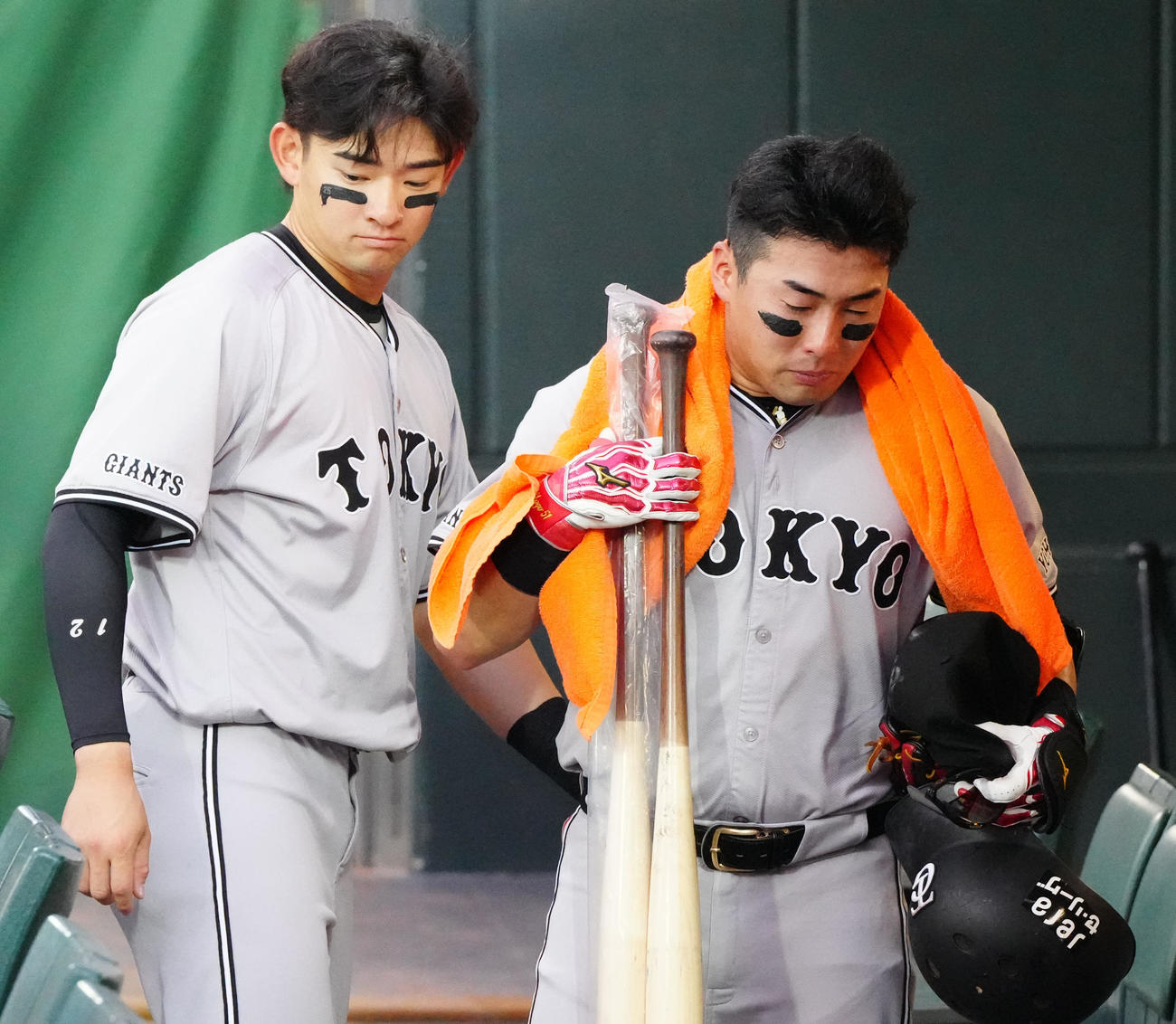 広島対巨人　試合後、ベンチで涙を流し、引き揚げる巨人浅野（右）。左は萩尾（撮影・江口和貴）