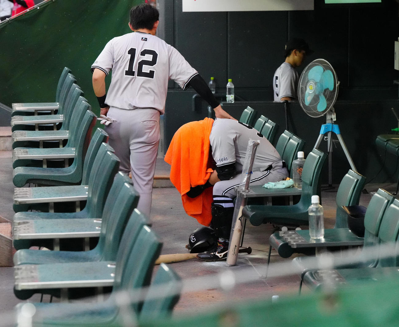 広島対巨人　試合後、ベンチに座る巨人浅野。左は萩尾（撮影・江口和貴）