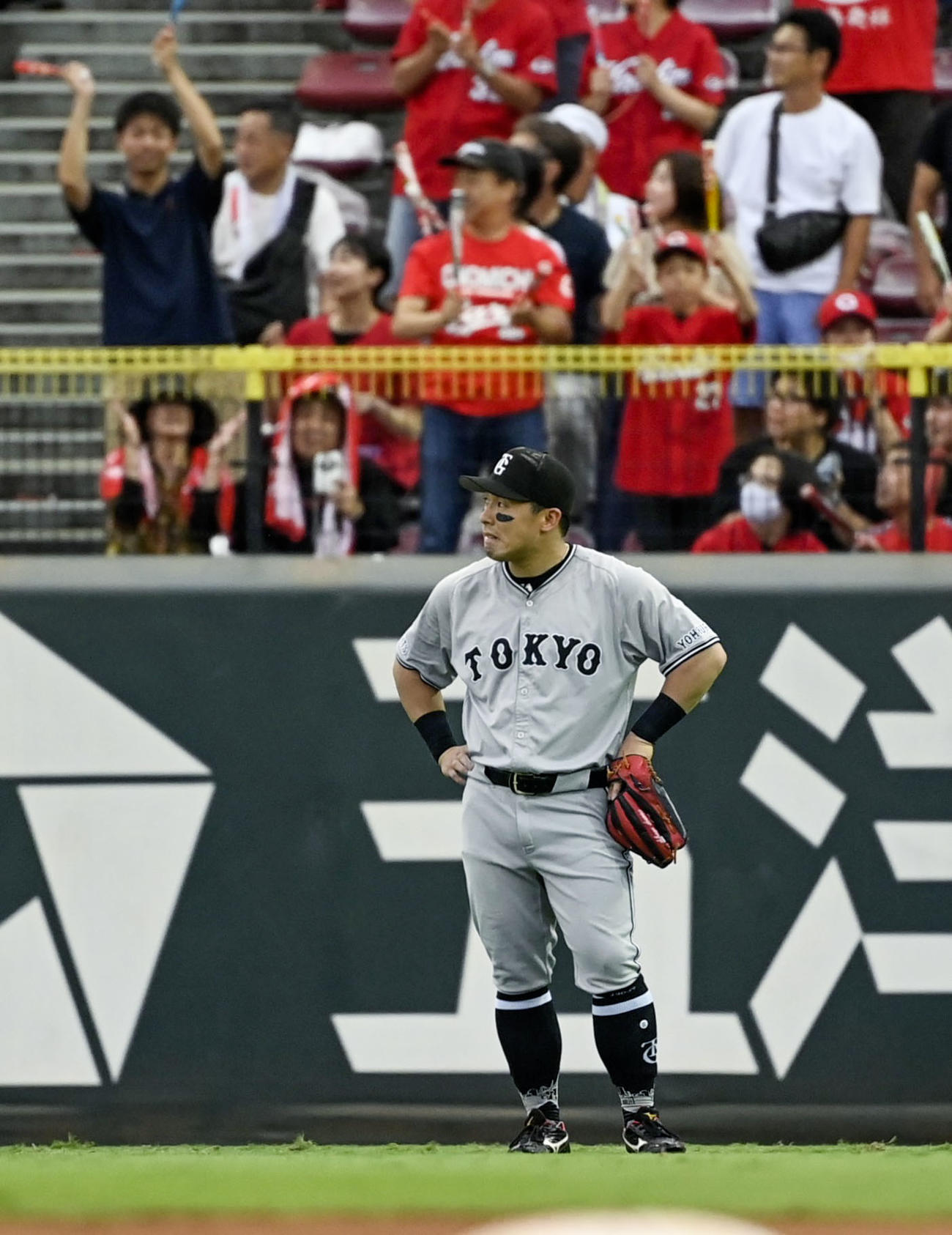 8回、広島・小園の打球を後逸した巨人の右翼手浅野（共同）