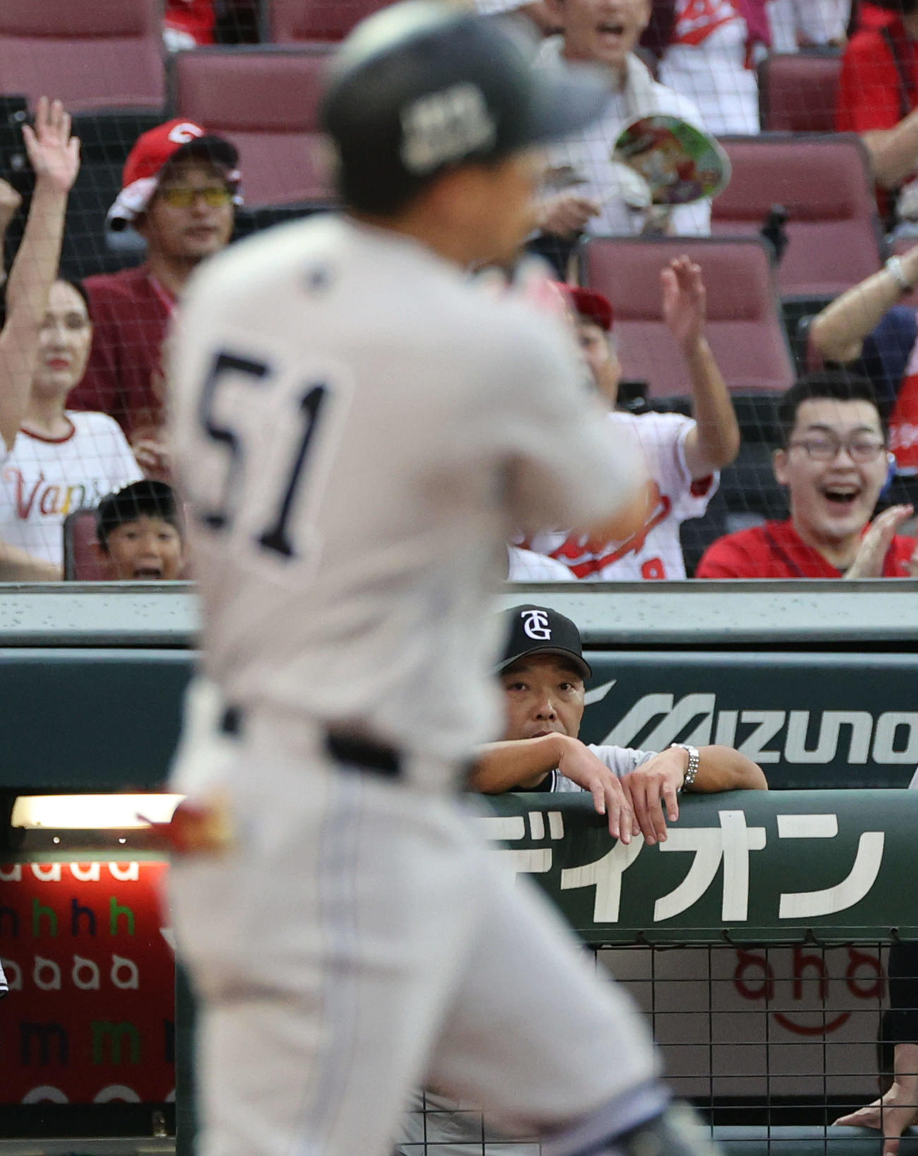 広島対巨人　9回表巨人2死、浅野の三振で試合終了。右は阿部監督（撮影・加藤孝規）