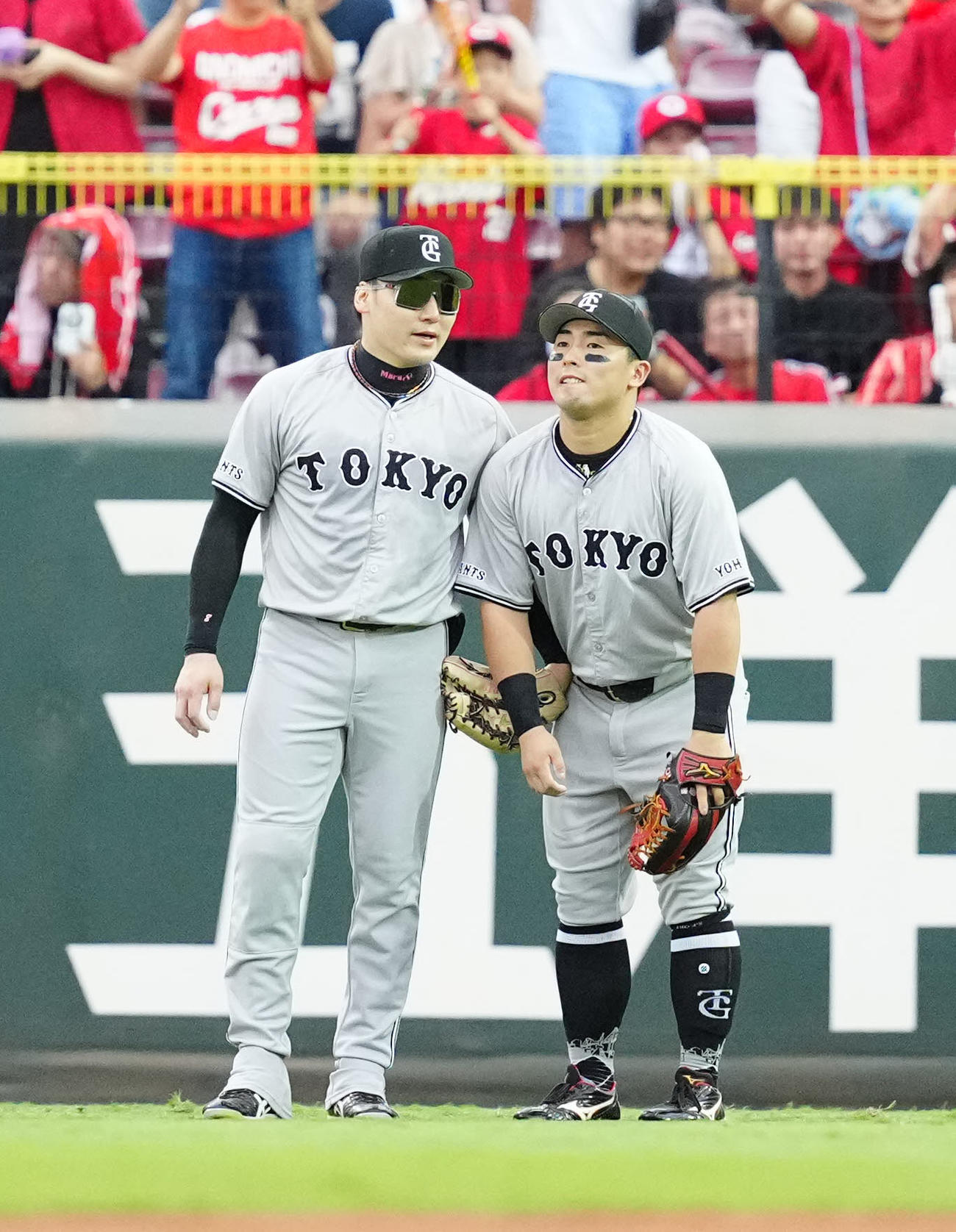 広島対巨人　8回裏広島2死二、三塁、右適時打となった小園の打球を後逸した浅野（右）は丸に声をかけられる（撮影・江口和貴）