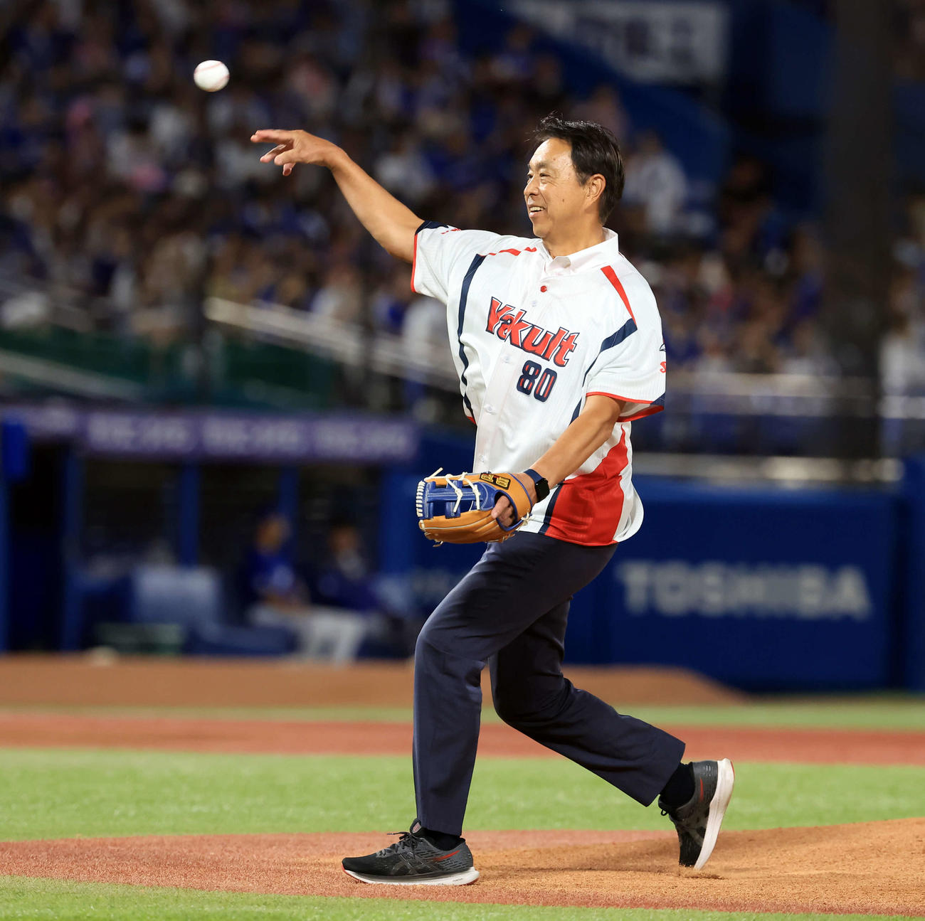 ヤクルト対中日　ファーストピッチに登場し、投げる小川淳司氏（撮影・浅見桂子）
