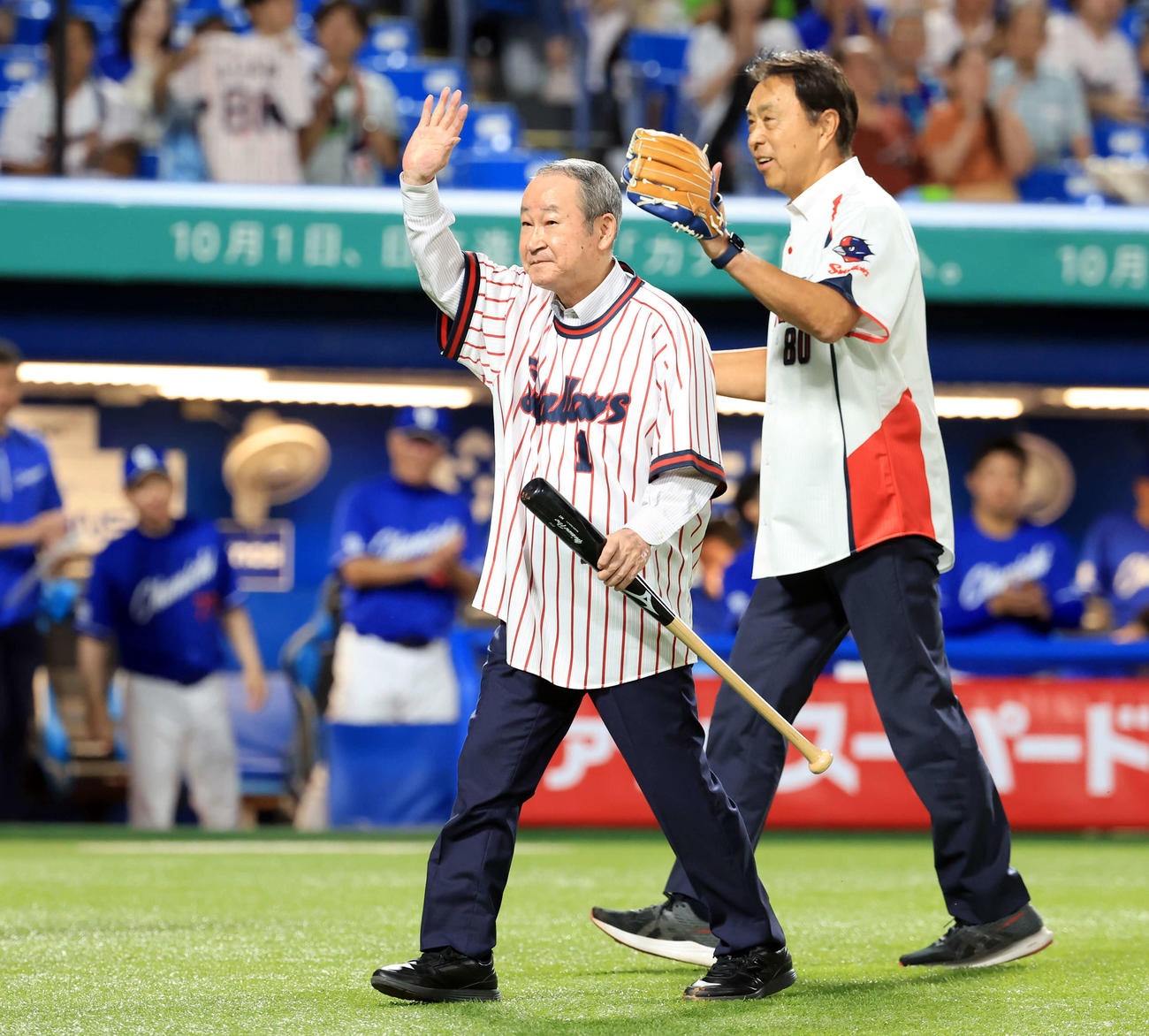 ヤクルト対中日　ファーストピッチに登場し、手を振る若松勉氏（手前）。奥は小川淳司氏（撮影・浅見桂子）