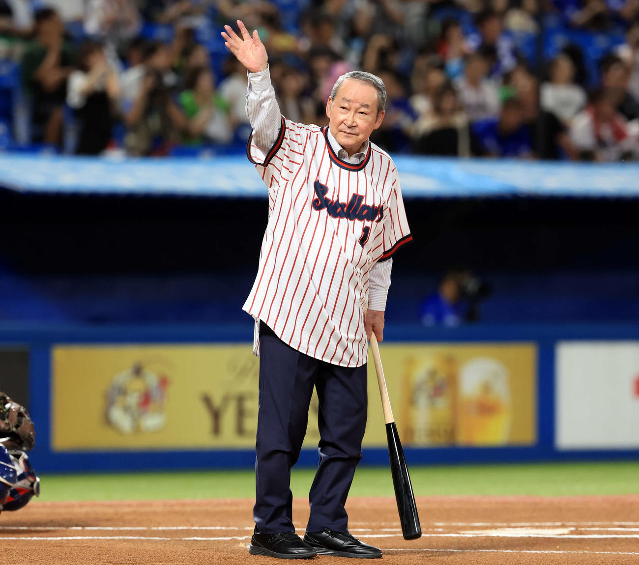 ヤクルト対中日　ファーストピッチに登場し、手を振る若松勉氏（撮影・浅見桂子）