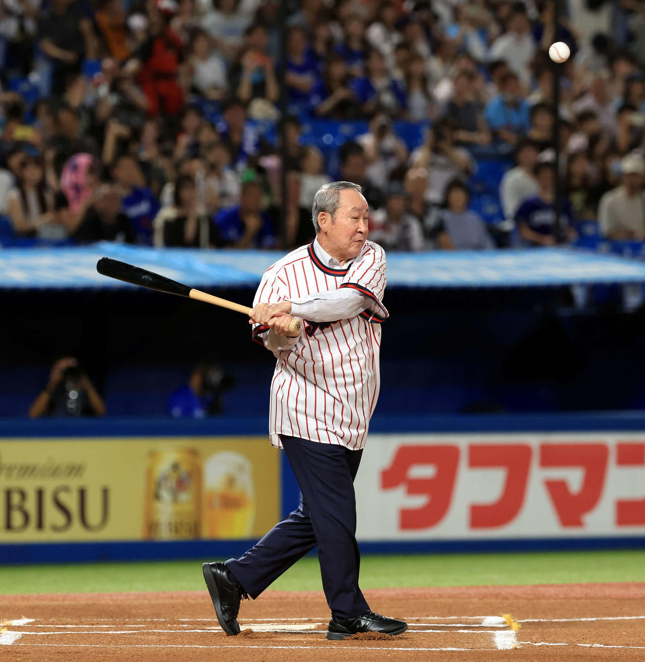 ヤクルト対中日　ファーストピッチに登場し、振り切る若松勉氏（撮影・浅見桂子）