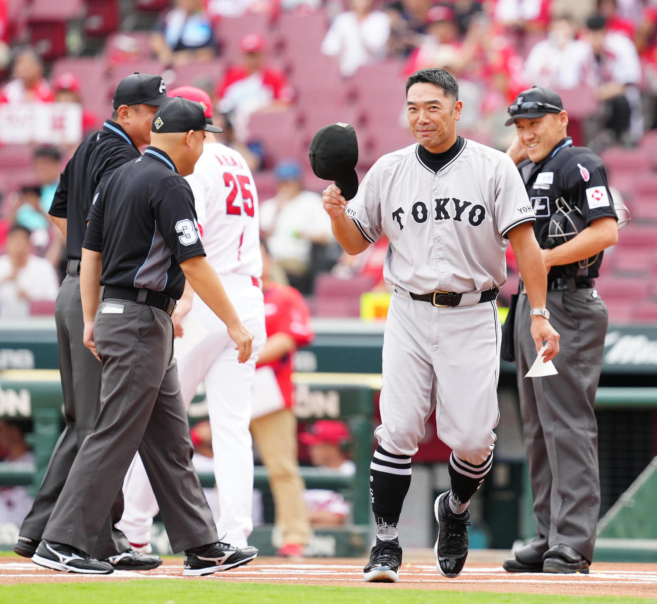 広島対巨人　試合前、メンバー表の確認を終え、ベンチに引き揚げる巨人阿部監督（撮影・江口和貴）