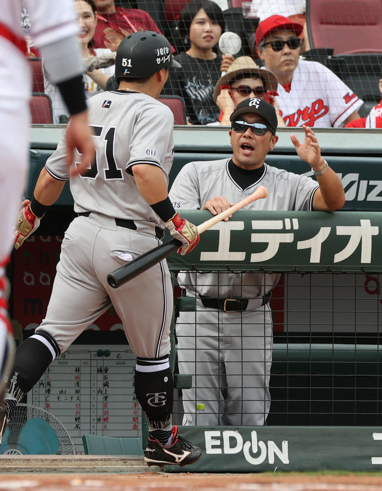 広島対巨人　1回表巨人1死一、二塁、岡本和の先制左適時打で生還した浅野を迎える阿部監督（撮影・加藤孝規）
