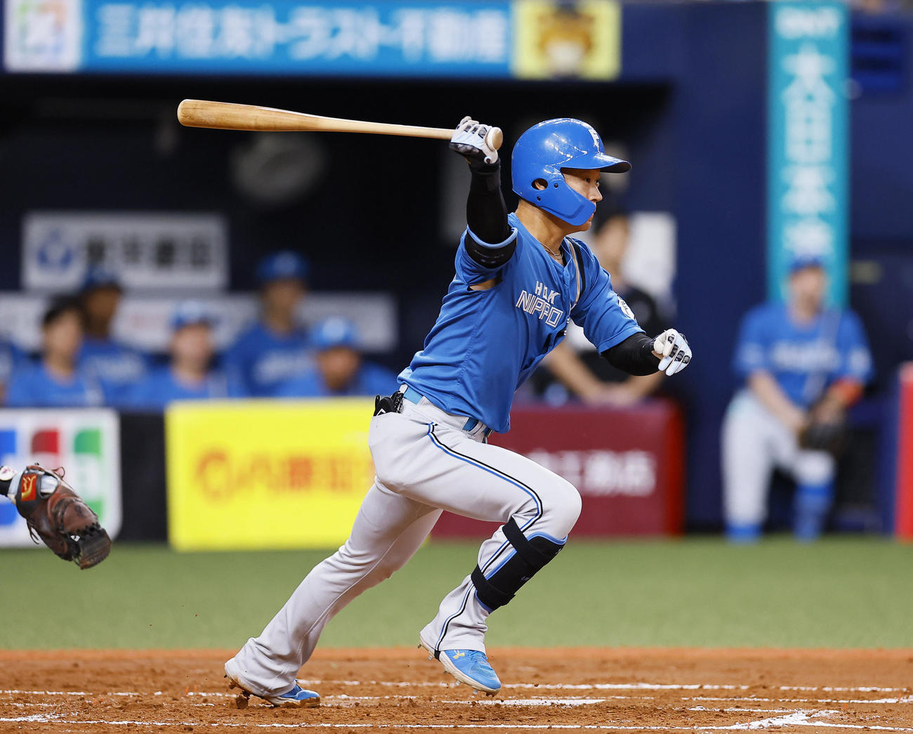 オリックス対日本ハム　2回表日本ハム無死一、二塁、矢沢は二塁内野安打を放つ（撮影・藤尾明華）