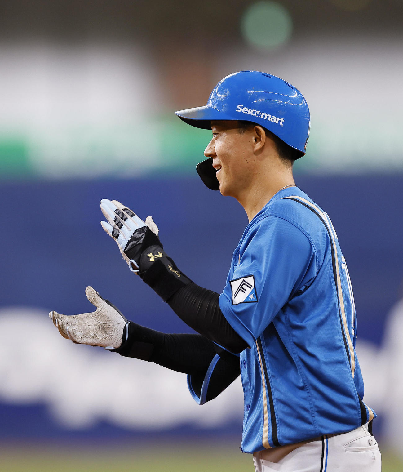 オリックス対日本ハム　2回表日本ハム無死一、二塁、矢沢は二塁内野安打を放ち手をたたく（撮影・藤尾明華）