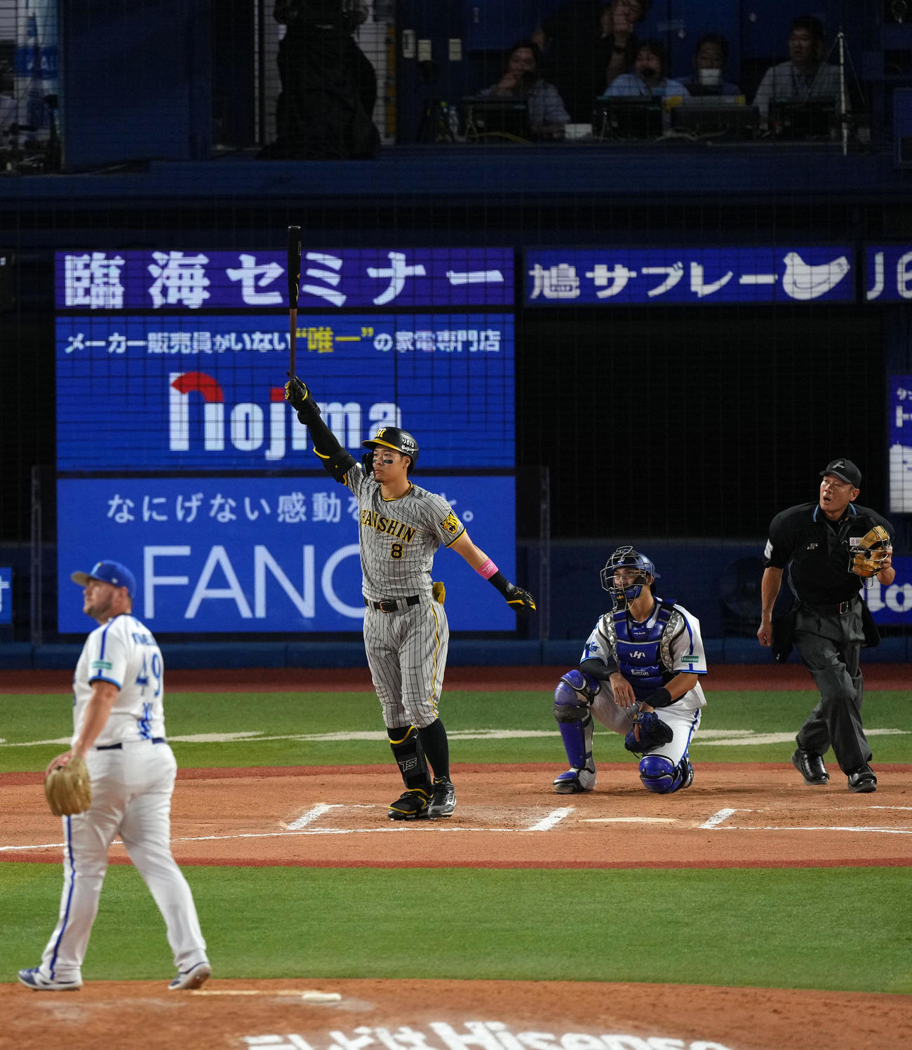 DeNA対阪神　10回表阪神1死、右越え本塁打を放ちバットを空に掲げる佐藤輝。投手ウェンデルケン（撮影・横山健太）