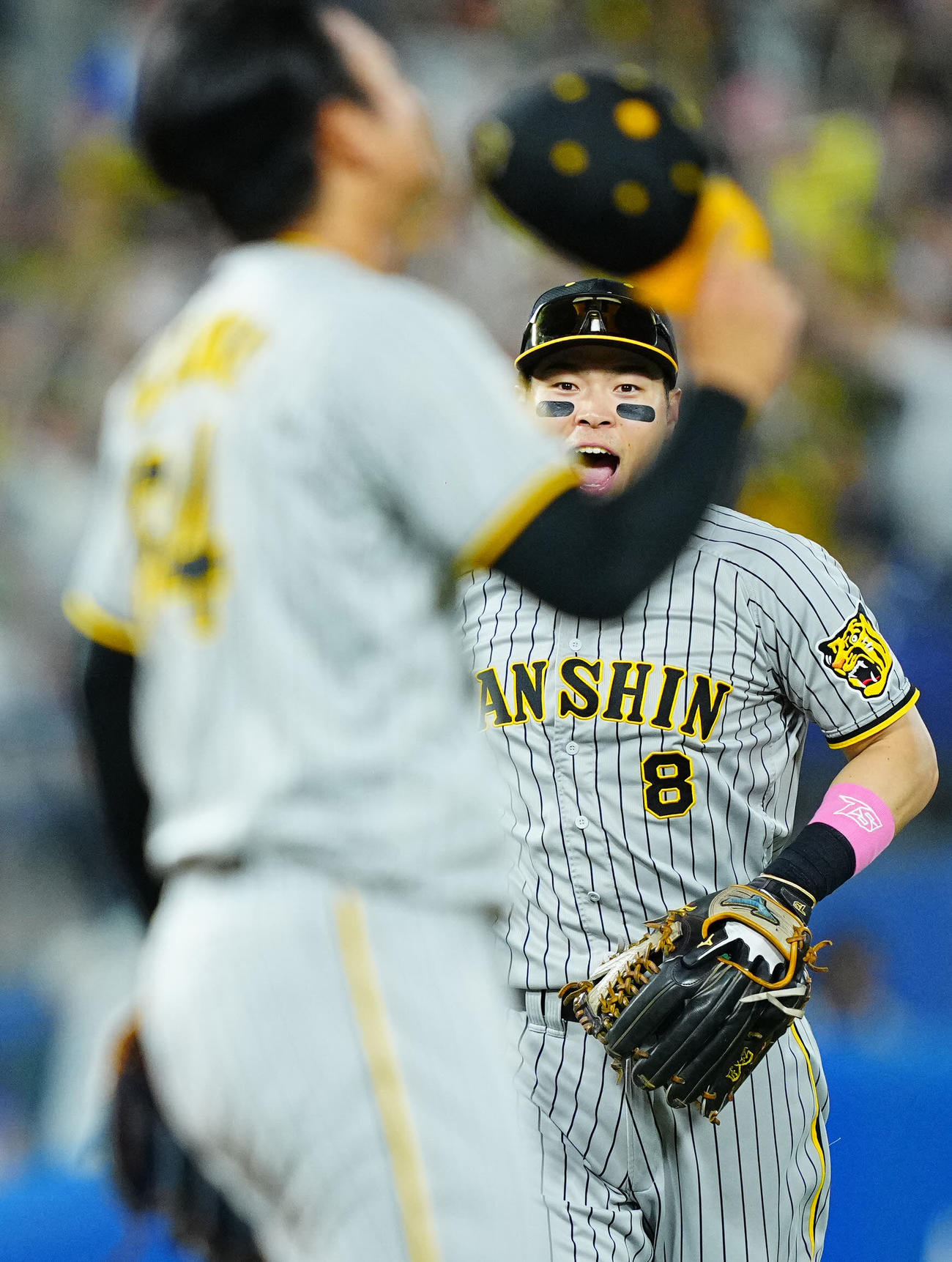 DeNA対阪神　DeNAに勝利し阪神岡留（手前）に笑顔を見せる佐藤輝（撮影・垰建太）