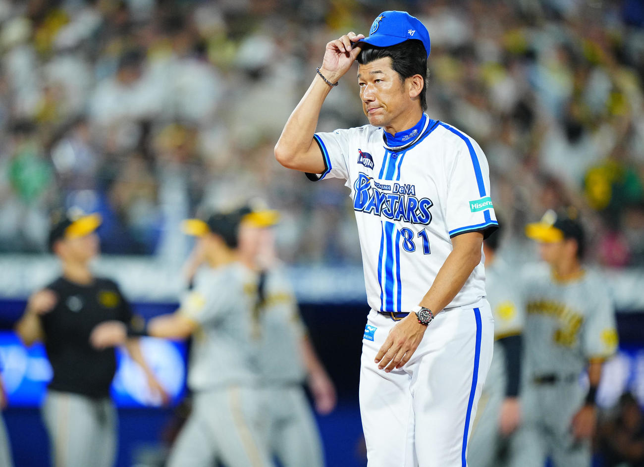 DeNA対阪神　阪神に延長戦の末敗れあいさつするDeNA三浦監督（撮影・垰建太）