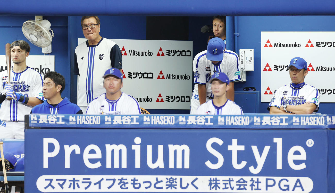DeNA対阪神　10回裏DeNA2死、厳しい表情でベンチから戦況を見守る三浦監督（右端）ら（撮影・前田充）