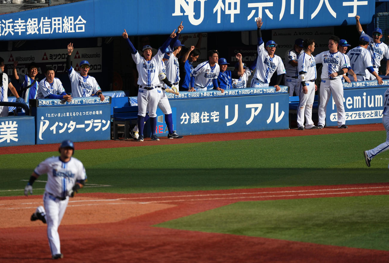 DeNA対阪神　5回裏DeNA2死一、二塁、宮崎が左中間へ3点本塁打を放ち歓喜するDeNAナイン（撮影・横山健太）