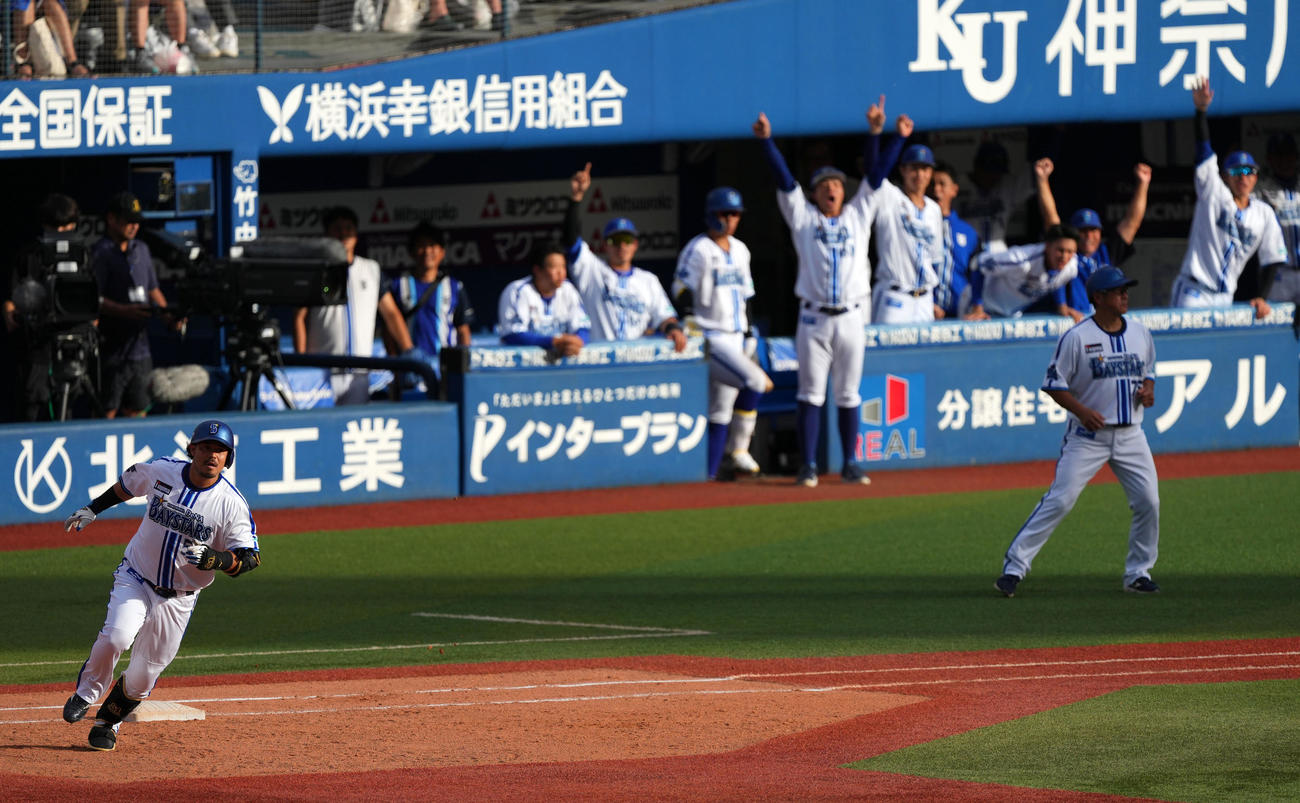 DeNA対阪神　5回裏DeNA2死一、二塁、左中間へ3点本塁打を放ち一塁をまわる宮崎（撮影・横山健太）