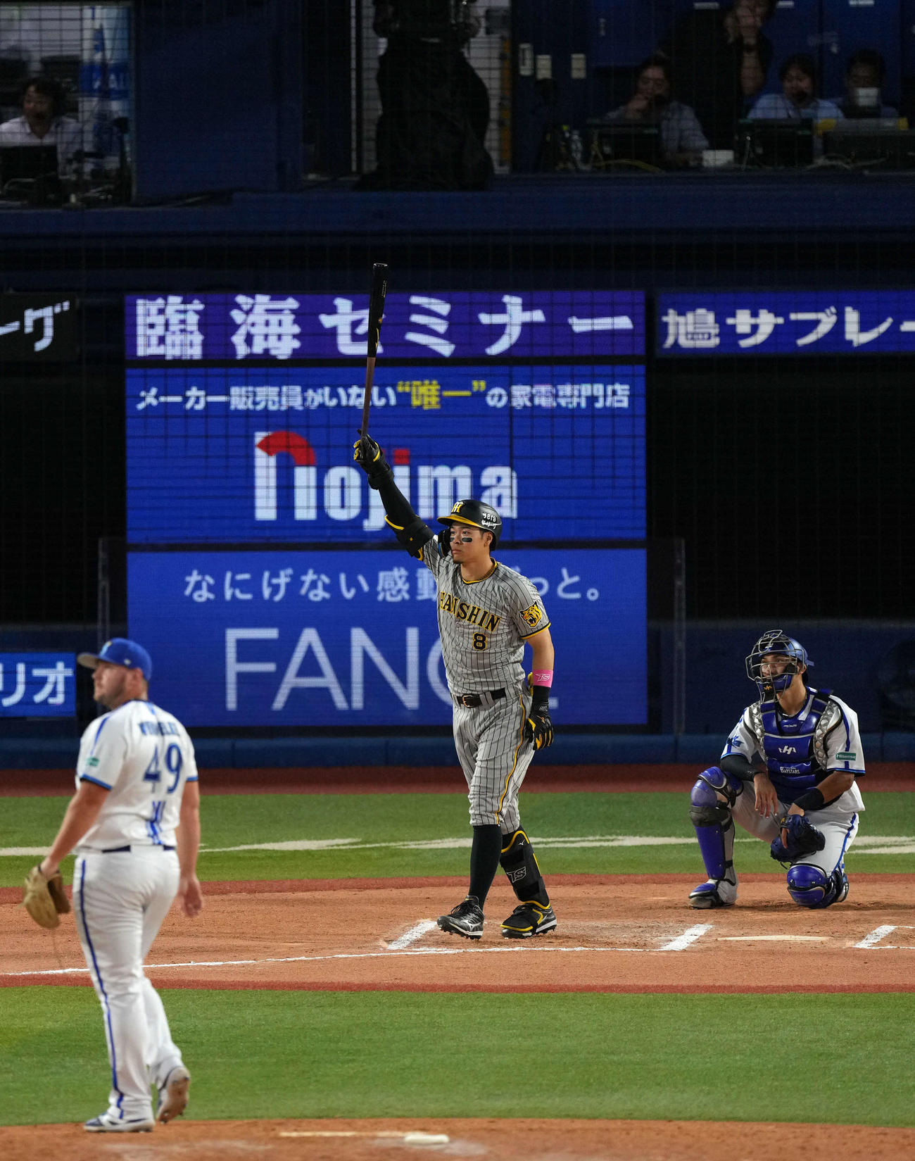 DeNA対阪神　10回表阪神1死、右越えソロ本塁打を放ちバット突き上げる佐藤輝。投手ウェンデルケン（撮影・横山健太）