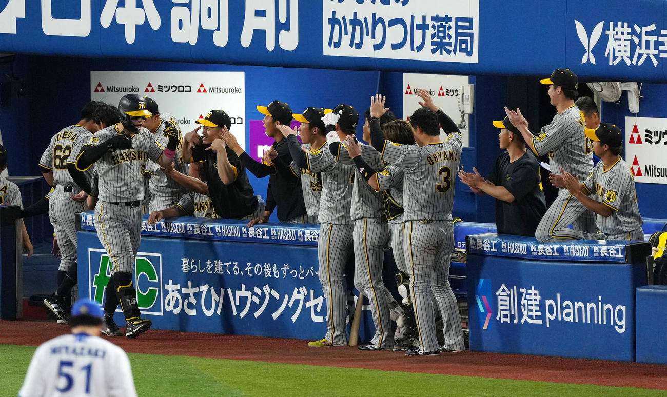 DeNA対阪神　10回表阪神1死、右越え本塁打を放ちナインと歓喜する佐藤輝（左）（撮影・横山健太）