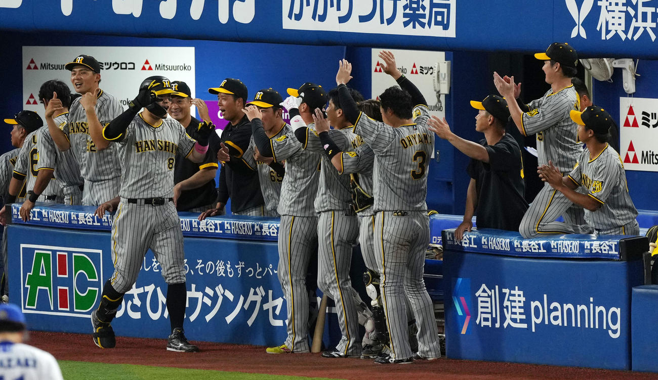 DeNA対阪神　10回表阪神1死、右越え本塁打を放ちナインと歓喜する佐藤輝（左から2人目）（撮影・横山健太）