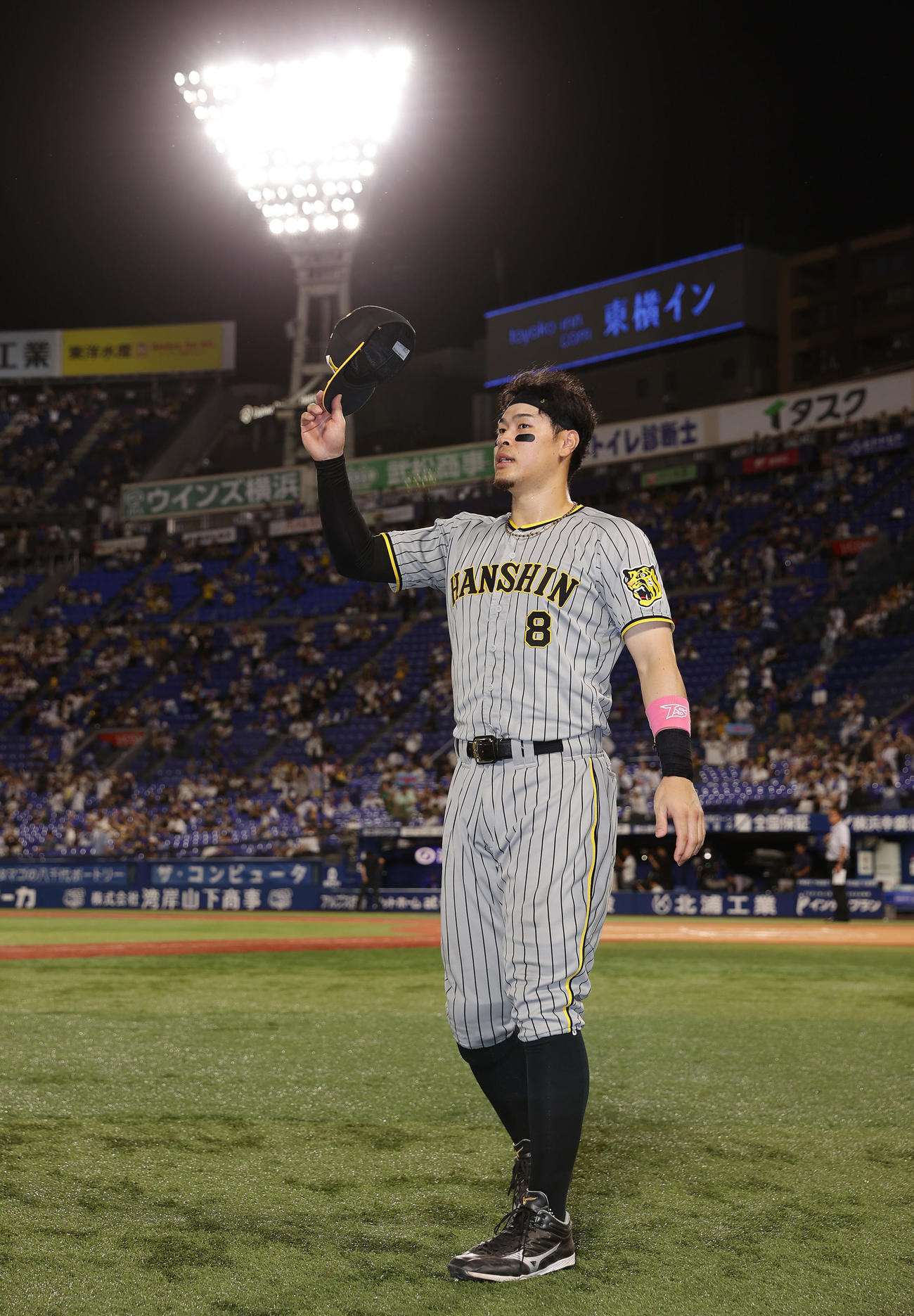 DeNA対阪神　ヒーローインタビューを終え、ファンの声援に応える阪神佐藤輝（撮影・前田充）